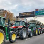 Imagini impresionante din Parisul blocat de tractoare (Video)