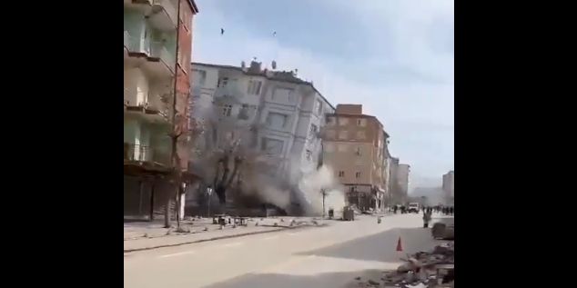 Un nou cutremur în Turcia: Clădiri deja avariate s-au prăbușit peste oameni (Video)