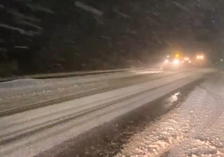 Ninge puternic și e viscol în mare parte din țară: Mai multe drumuri închise, la fel și porturile. Atenție pe munte, e risc maxim de avalanșă! (Video)