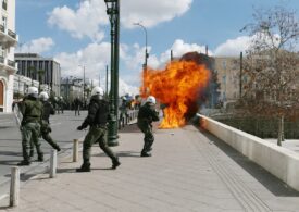 Grevă în toată Grecia și ciocniri violente cu poliția la Atena: "Ucigașii!" (Video)