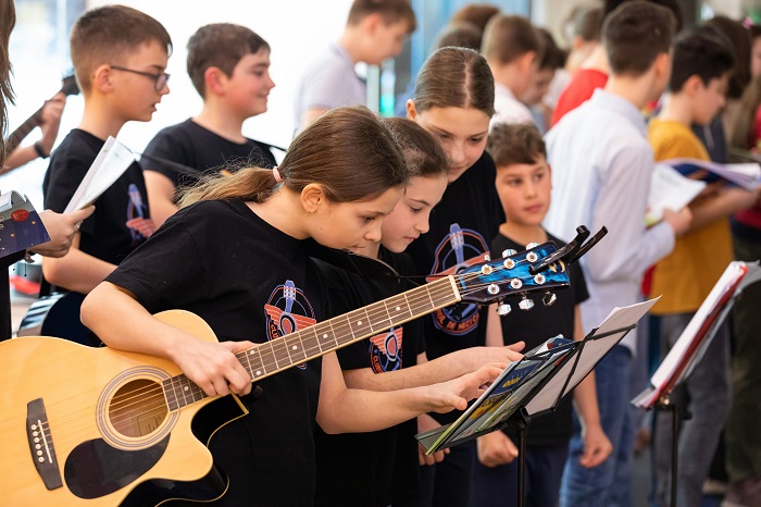 Peste 8.000 de copii din Cantus Mundi cântă pentru Ora Pământului