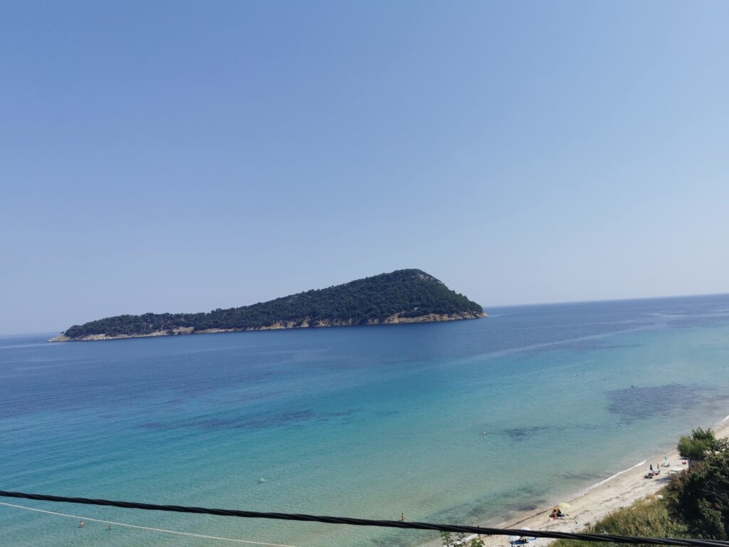 Thassos vrea și mai mulți turiști români. Primarul a venit la București ca să-i convingă