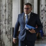 Moțiunea împotriva ministrului Muncii a picat. Opoziția acuză: „Ciolacu apără pensia prietenului său, Ciucă, de 18.000 de lei pe lună”