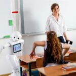 Elevii din 7 județe vor avea ocazia să învețe cum să-și gestioneze banii alături de roboțelul Pepper într-un turneu național de educație financiară organizat de BCR și Școala de Bani