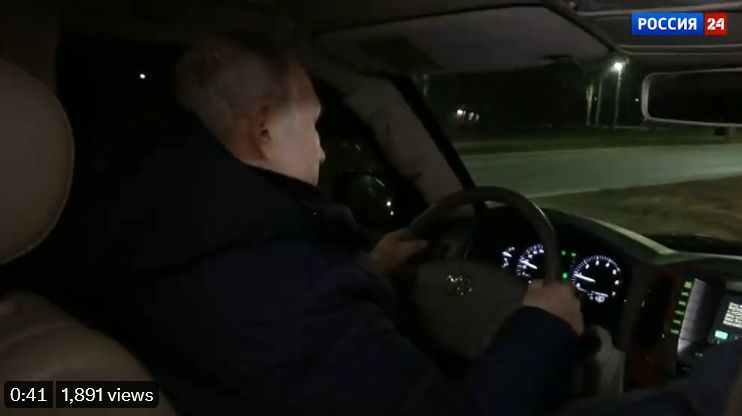 Ziua 389: Kremlinul publică imagini cu Putin conducând singur o mașină prin Mariupol. Ucraina: Un alt dictator a vizitat cândva Mariupolul (Video)