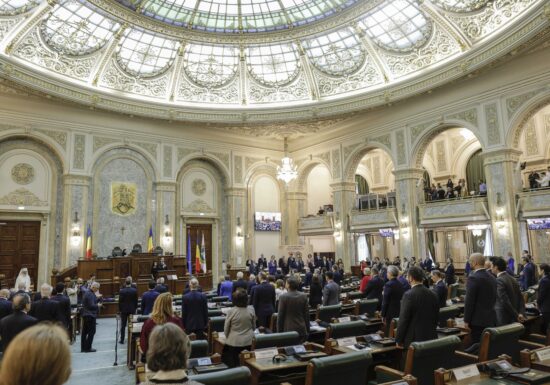 Parlamentul a adoptat noua Lege a integrității, cu amendamentul PSD pentru Fritz. Circ în Senat cu amante și parteneriate gay