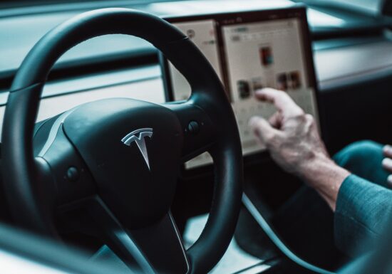 Tesla, anchetată, după ce mașinile „autonome” au ignorat semafoarele și au provocat accidente