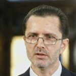 Reacția lui Bănescu, după ce IPS Teodosie a afirmat că cei care fumează sau femeile ”într-o perioadă de necurăție” nu pot bea agheasmă