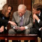 Cel mai bun sfat pe care Bill Gates l-a primit vreodată: Warren Buffett l-a învățat ce contează cel mai mult