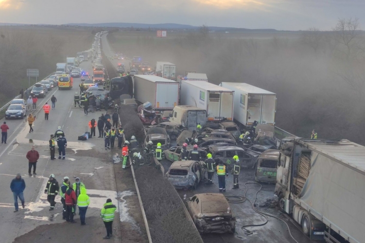 O furtună de praf a provocat un accident cu 43 de vehicule, pe o autostradă din Ungaria. Sunt și români printre victime (Foto)