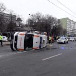 Două ambulanțe răsturnate în București, după ce au fost lovite de șoferi grăbiți