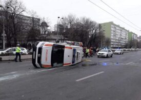 Două ambulanțe răsturnate în București, după ce au fost lovite de șoferi grăbiți