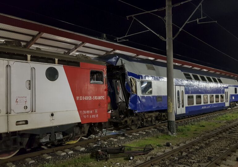 Accident mortal de tren la Galați. O locomotivă a izbit violent un vagon de călători. Grindeanu cere măsuri rapide. Drulă îl vrea demis (Foto&Video)