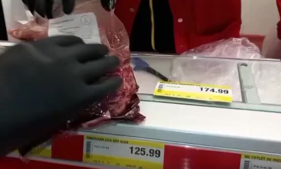 Protecția Consumatorului a dat amenzi în două hypermarketuri. Probleme mai ales la carne (Video)