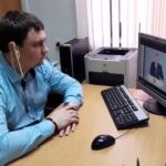 Un deputat comunist e judecat în Rusia pentru că a urmărit discursul lui Putin cu tăieței la urechi (Video)