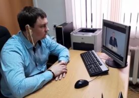 Un deputat comunist e judecat în Rusia pentru că a urmărit discursul lui Putin cu tăieței la urechi (Video)
