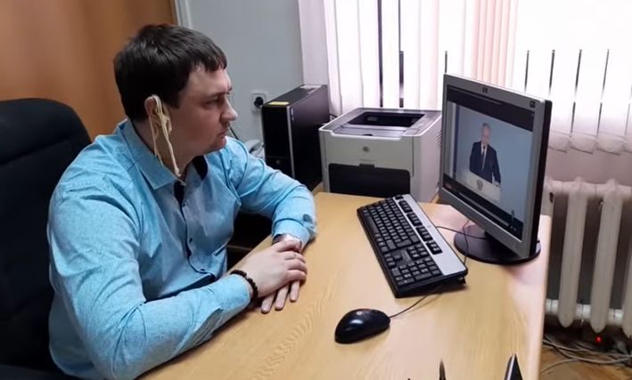 Un deputat comunist e judecat în Rusia pentru că a urmărit discursul lui Putin cu tăieței la urechi (Video)