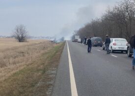 Un incendiu a blocat un drum național. Șoferii sunt puși să ocolească (Foto&Video)