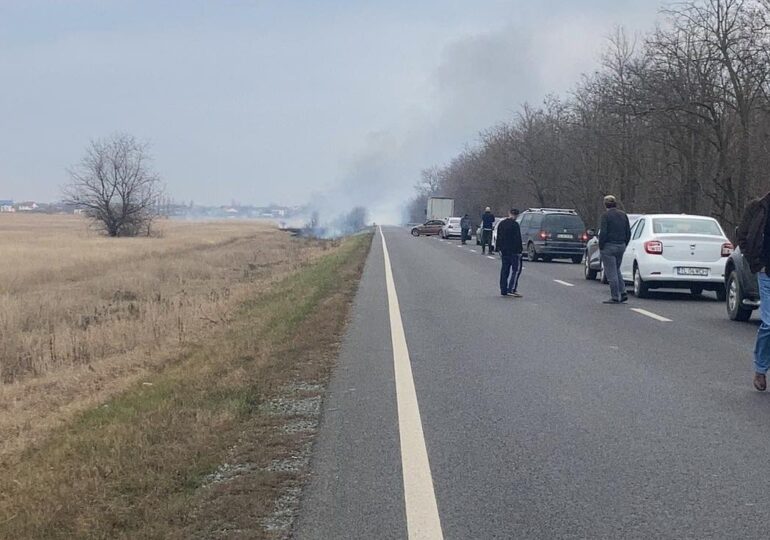 Un incendiu a blocat un drum național. Șoferii sunt puși să ocolească (Foto&Video)