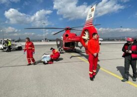 O fetiță româncă de 7 ani, accidentată pe o pârtie din Bulgaria, a fost salvată de un elicopter SMURD