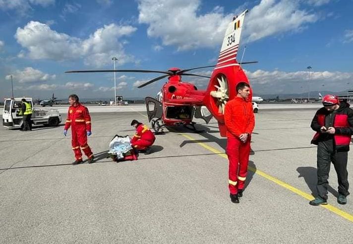 O fetiță româncă de 7 ani, accidentată pe o pârtie din Bulgaria, a fost salvată de un elicopter SMURD