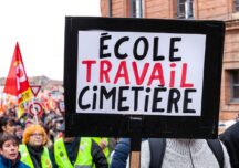 Rafinării blocate, trafic paralizat, mormane de gunoi pe străzile Parisului: Protestatarii amenință că aduc „economia Franței în genunchi” (Video)