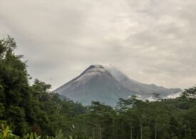Vulcanul Merapi din Indonezia a erupt din nou, acoperind satele din jur cu cenușă (Video)