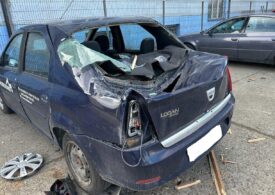 A fost urgie în țară: Acoperișul smuls al Jandarmeriei Suceava a avariat 8 mașini, la Galați o femeie a fost lovită de un panou publicitar (Video)