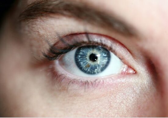 Primele semne ale Alzheimerului apar la nivelul ochilor cu mult înainte de simptomele cunoscute