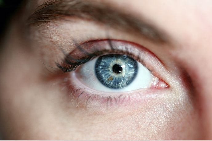 Primele semne ale Alzheimerului apar la nivelul ochilor cu mult înainte de simptomele cunoscute