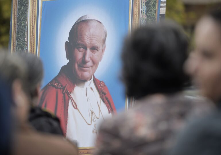 O anchetă face dezvăluiri neplăcute despre fostul papă Ioan Paul al II-lea: Știa de preoții pedofili și a ascuns totul