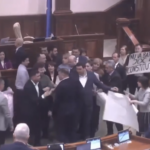 Parlamentarii de la Chișinău aproape că s-au luat la bătaie din cauza legii privind limba română (Video)