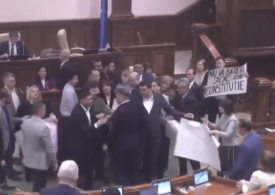 Parlamentarii de la Chișinău aproape că s-au luat la bătaie din cauza legii privind limba română (Video)