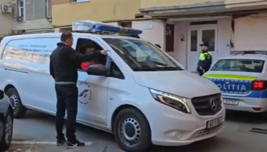 De ce au intrat polițiștii după 3 ore în casa bărbatului care și-a spânzurat copilul. Autoritățile dau primele explicații