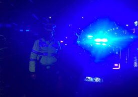 O mașină de poliție s-a ciocnit cu un BMW într-o intersecție din București. Ambele s-au făcut praf (Foto)