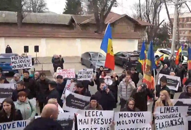 Protest în fața Curții Constituționale de la Chișinău în apărarea ”limbii moldovenești”