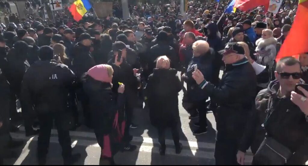 proteste-Chisinau-12-martie-oameni