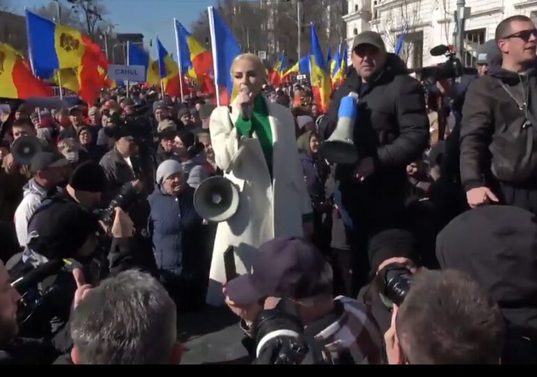 Proteste la Chișinău: Alerte cu bombă. 54 de persoane, inclusiv minori, au fost duse la audieri. O rezoluție a fost depusă la guvern (Foto&Video)