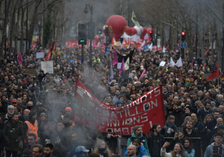 Proteste spontane în Franța. Guvernul și-a asumat răspunderea pe reforma pensiilor ca să evite un eșec și va fi supus moțiunii de cenzură