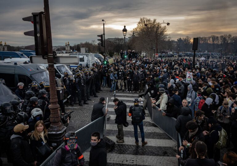 Reforma pensiilor în Franța: Protestatarii au blocat periferia Parisului, sute de oameni reținuți (Video)