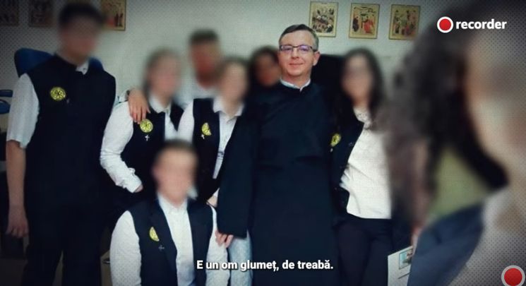 Un profesor de la Seminarul Teologic din Baia Mare s-a fotografiat în pat cu eleve de 15 ani, le-a trimis mesaje cu tentă sexuală și le-a turnat băutură pe gât (Video)