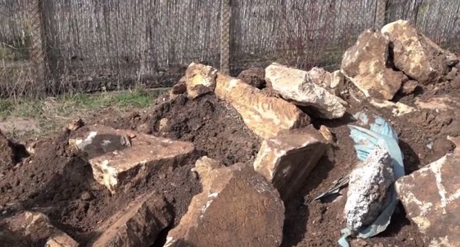 Un sarcofag vechi de 1700 de ani a fost distrus cu excavatorul, la Alba Iulia