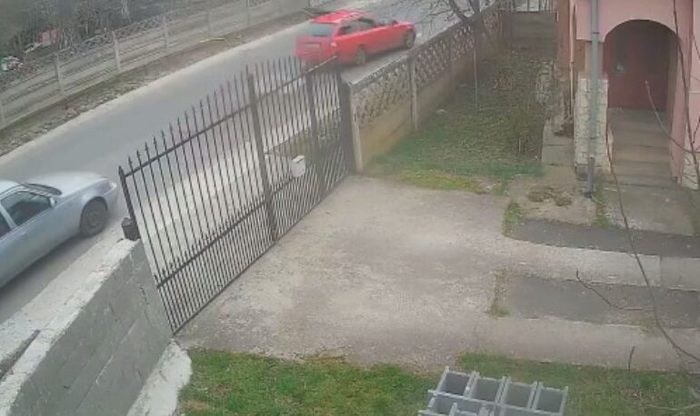 Un bărbat de 76 de ani a fost bătut în trafic de un tânăr pentru că a condus prea încet (Video)