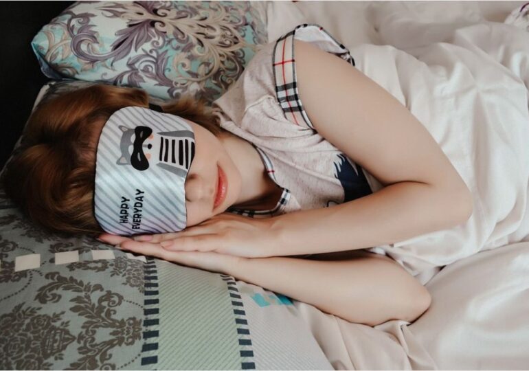 Purtarea unei măști de ochi în timpul somnului, beneficii nebănuite pentru memorie