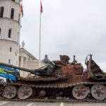 Susținătorii Rusiei și ai Ucrainei s-au luat la bătaie lângă tancul rusesc distrus de armata Kievului (Foto&Video)