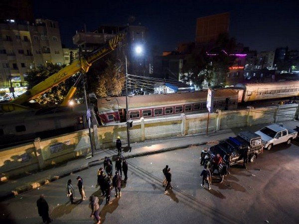 Mai mulți morți și răniți, după ce un tren a deraiat în Egipt (Foto & Video)
