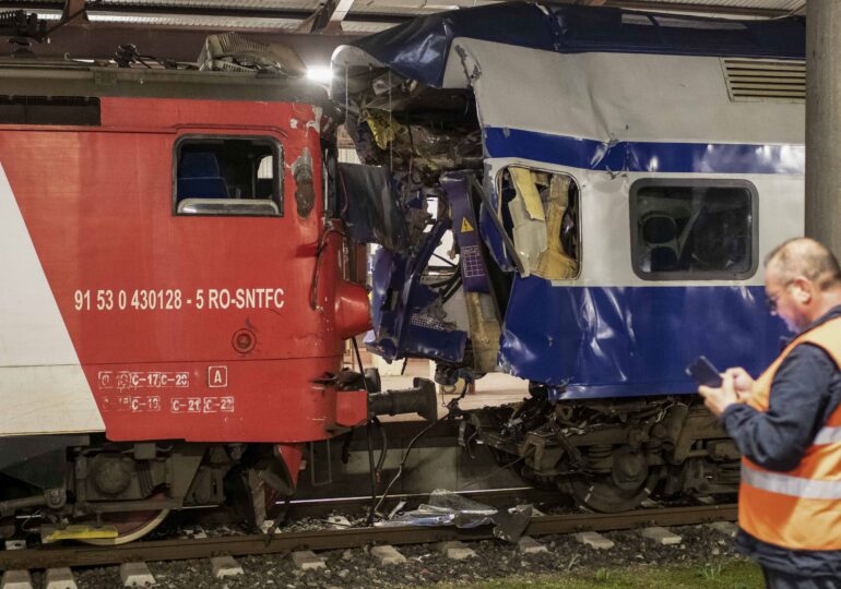 Accidentul de tren de la Galați: Acul vitezometrului a rămas blocat la 75 km/h. Imagini cu vagonul distrus