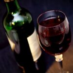 Un restaurant oferă o sticlă de vin gratuită clienților care-și predau telefoanele la intrare