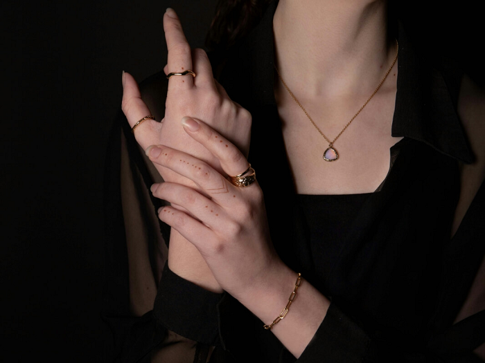 Tipuri de inele din aur în funcție de gen - Află care sunt caracteristicile inelelor pentru femei, a celor pentru bărbați și a celor unisex!