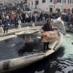 Activiștii de mediu au înnegrit apa unei fântâni istorice din Roma (Video)